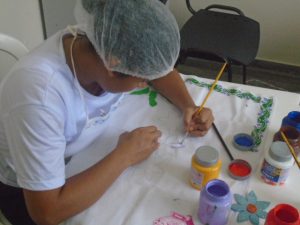 Imagem da notícia - Internas da PFM participam de oficina de pintura em tecido