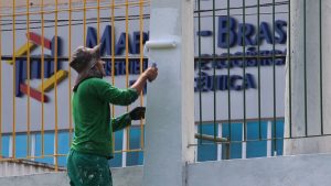 Imagem da notícia - Reeducandos do Trabalhando a Liberdade realizam serviços de pintura no muro da Vila Olímpica de Manaus